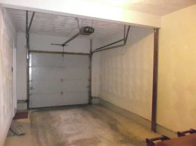 Building Photo - 933 Varnum Ave