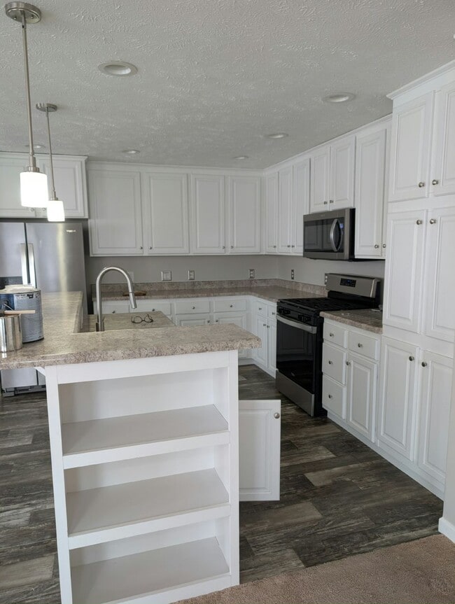 Building Photo - 30021 Pineview Cir