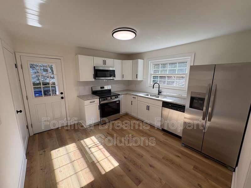 Building Photo - 4738 Eastwin Dr