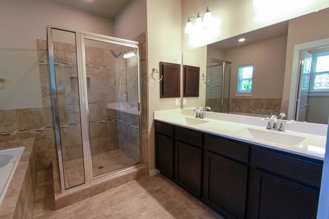 Building Photo - Beautiful 3 Bed / 2.5 Bath Home in Mueller