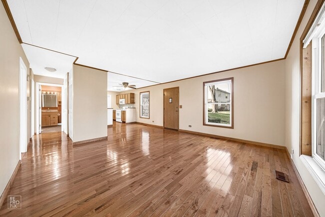 Building Photo - Beautiful End Unit Townhome with Garage!