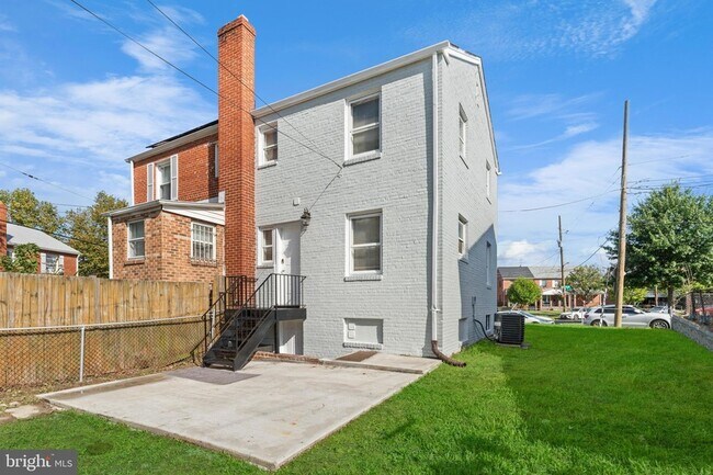 Building Photo - 1811 T Pl SE