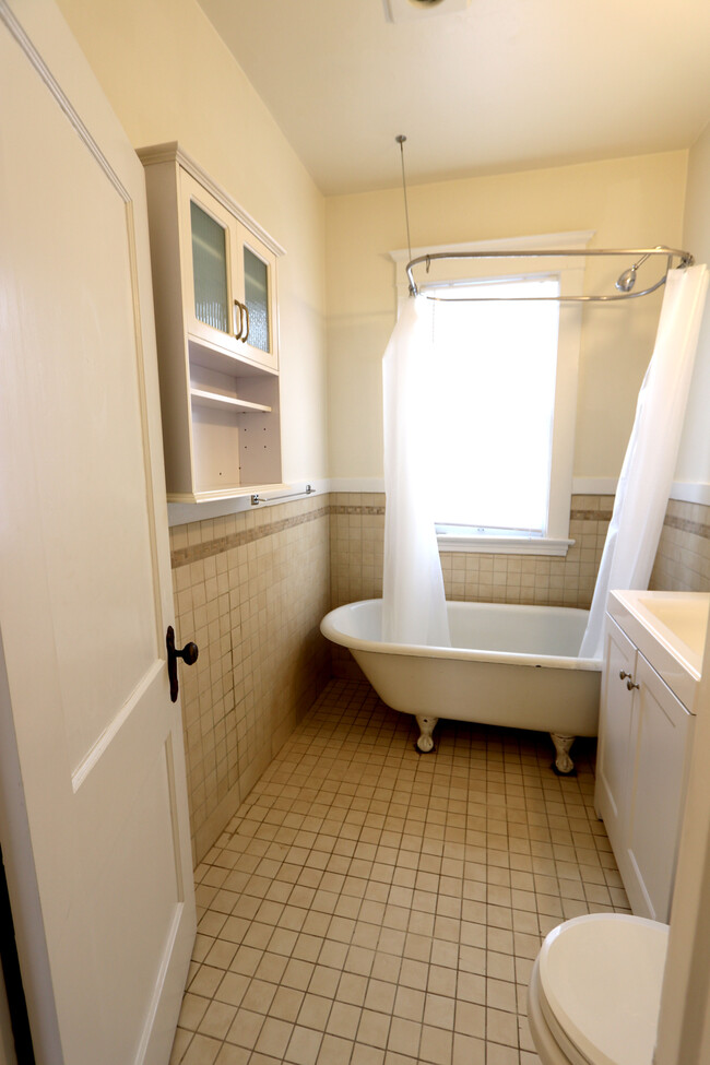 Bathroom. - 2934 Oakland Avenue