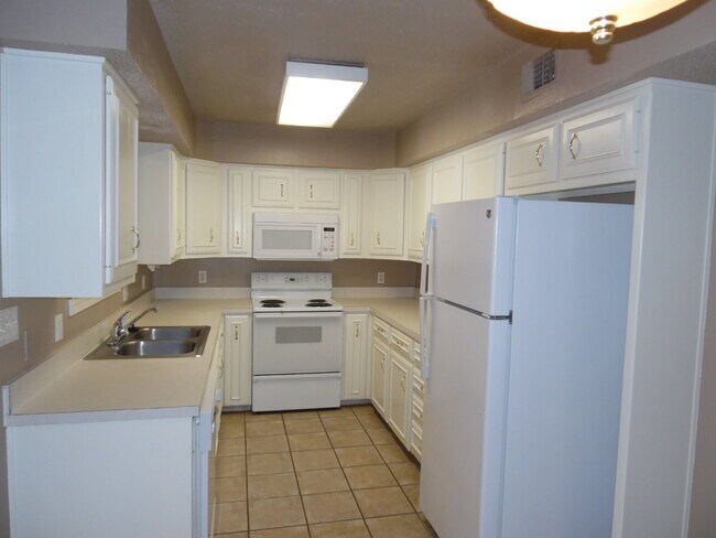 Building Photo - Captivating Townhome in Whisperwood