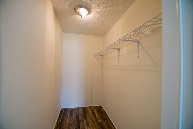 Building Photo - Private home on large lot!