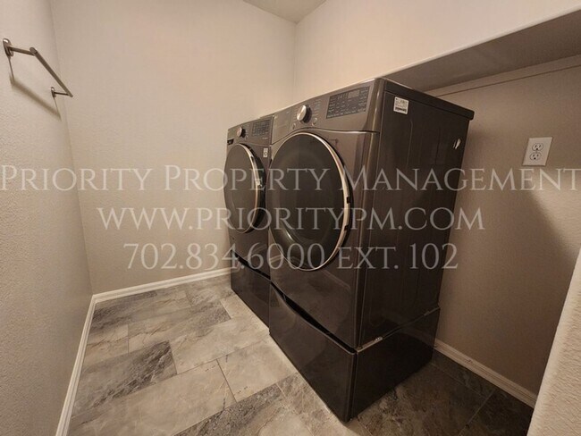 Building Photo - BEAUTIFUL 3 Bedroom WESTPARK CONDO IN SUMM...