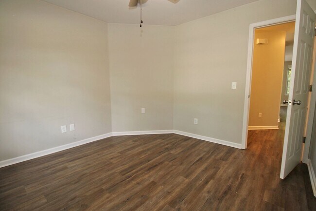 Building Photo - Available for Move-In July 20th ! 3 Bedroo...