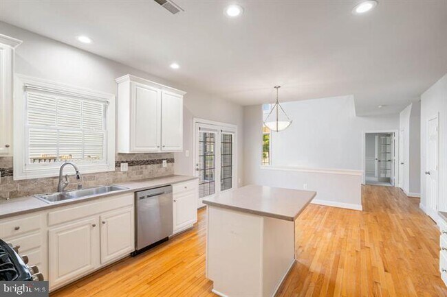 Building Photo - 2038 Madrillon Rd