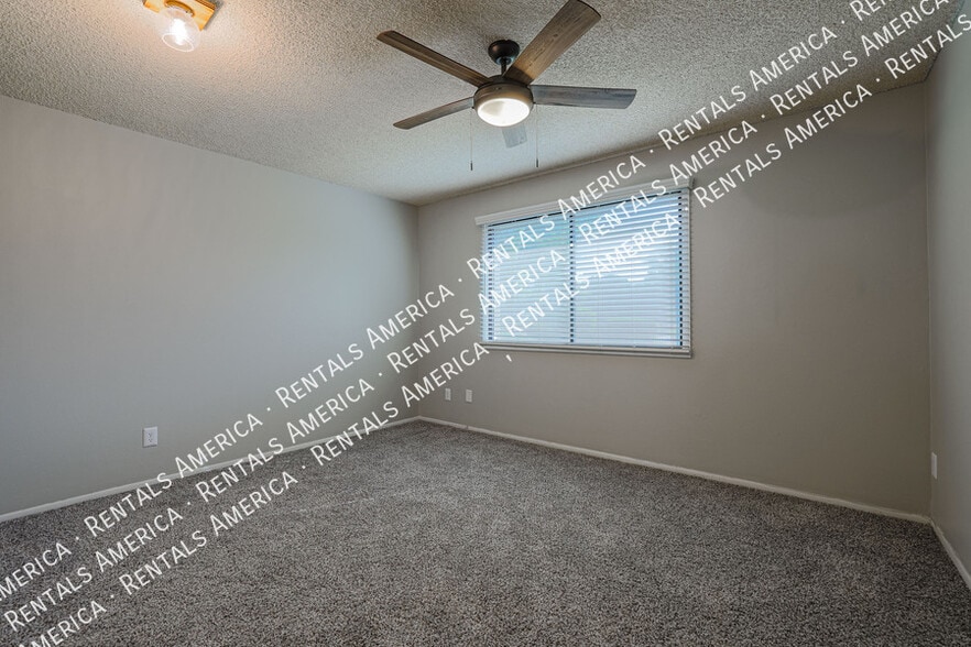 Building Photo - 5005 S Willow Dr