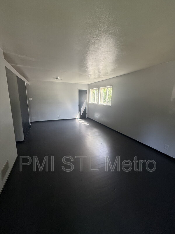 Building Photo - 10736 Spring Garden Dr