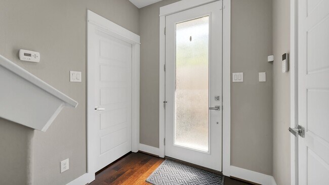 Building Photo - 607 Bayou St