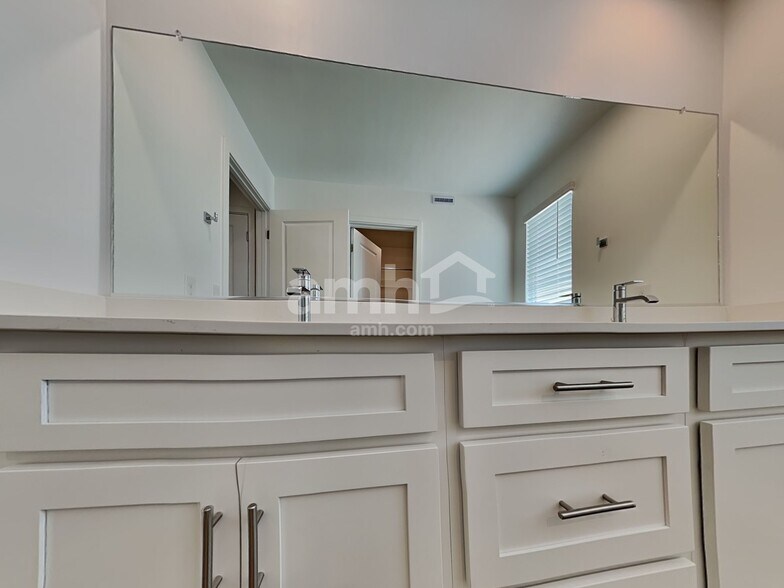 Building Photo - 9585 Harkes Dr