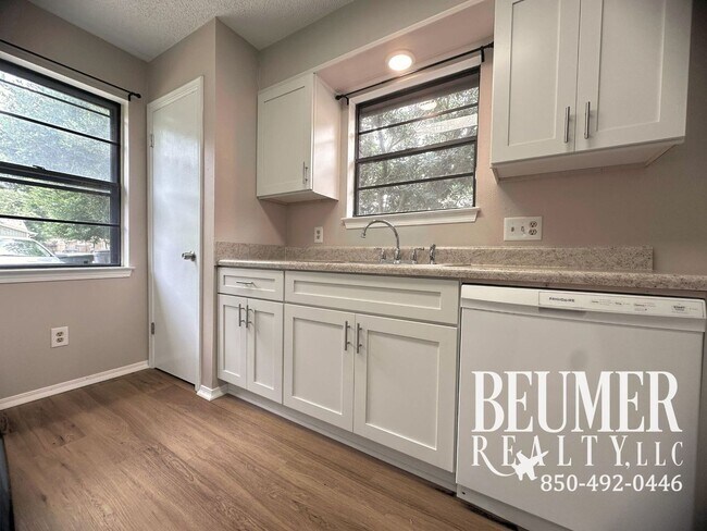 Building Photo - Updated Home Near I-10 and Scenic Hwy