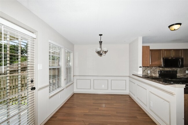 Building Photo - 3905 Vista Mar Dr