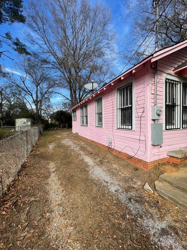 Building Photo - ** 2 bed 1 bath Located behind Jackson Hos...