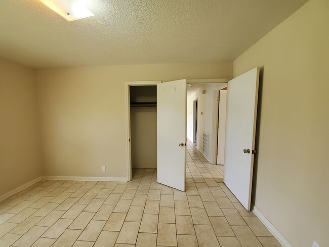 Building Photo - $1795-Conveniently Located 4 Bedroom Rusti...