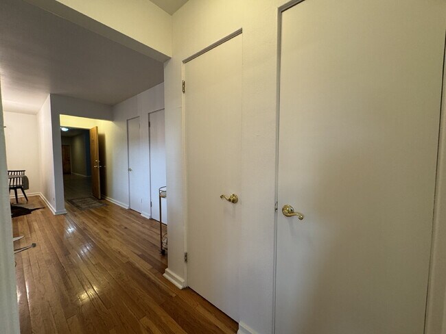Building Photo - "Charming 1-Bed End Unit Condo on Bellaire...