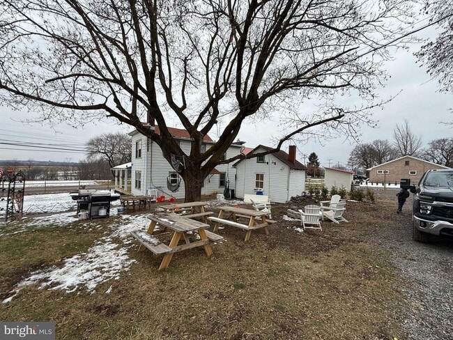 Building Photo - 937 Main St