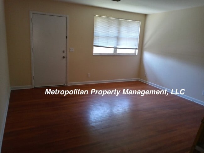 Building Photo - 3 bed Family house with More benefits less deposit!