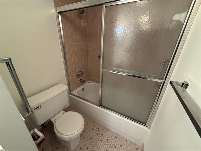 Building Photo - 6215 Coral Lake Dr