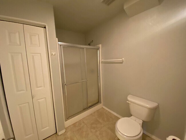 Building Photo - 5 Bedroom/ 3 Bath Home
