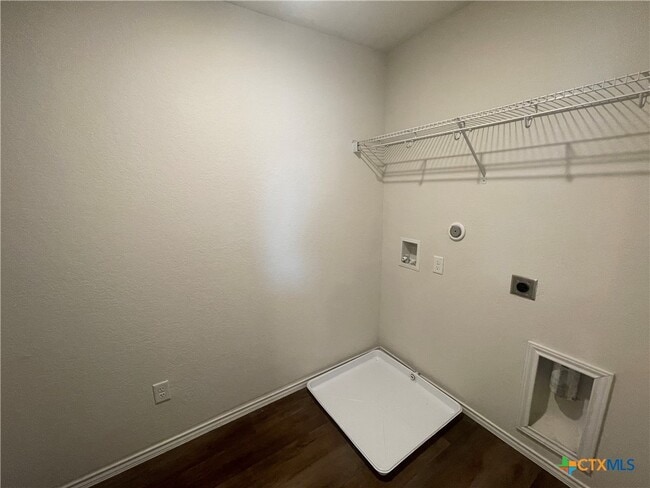 Building Photo - 457 Lynwood Gold