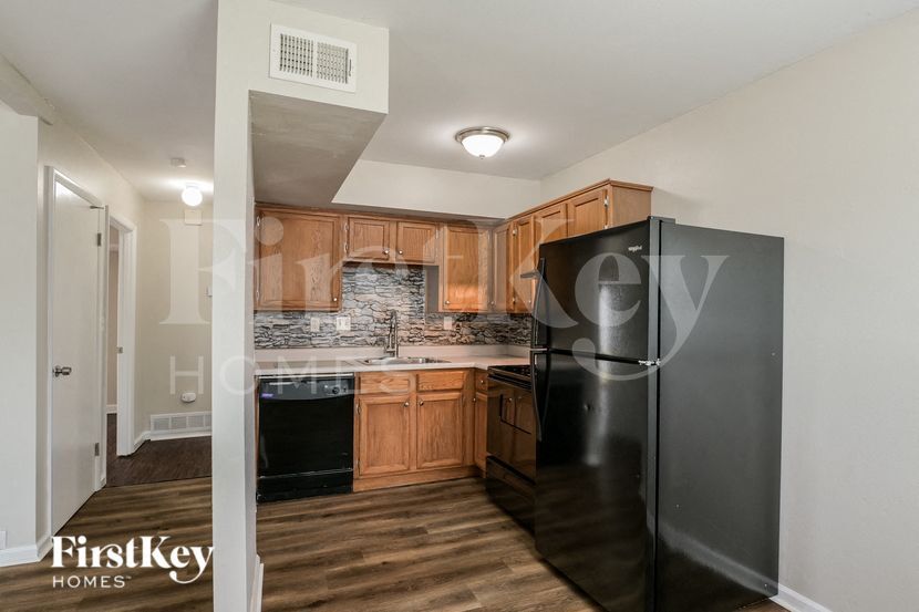 Building Photo - 455 Down Hill Dr