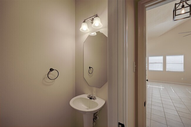 Building Photo - 1815 Tickner St