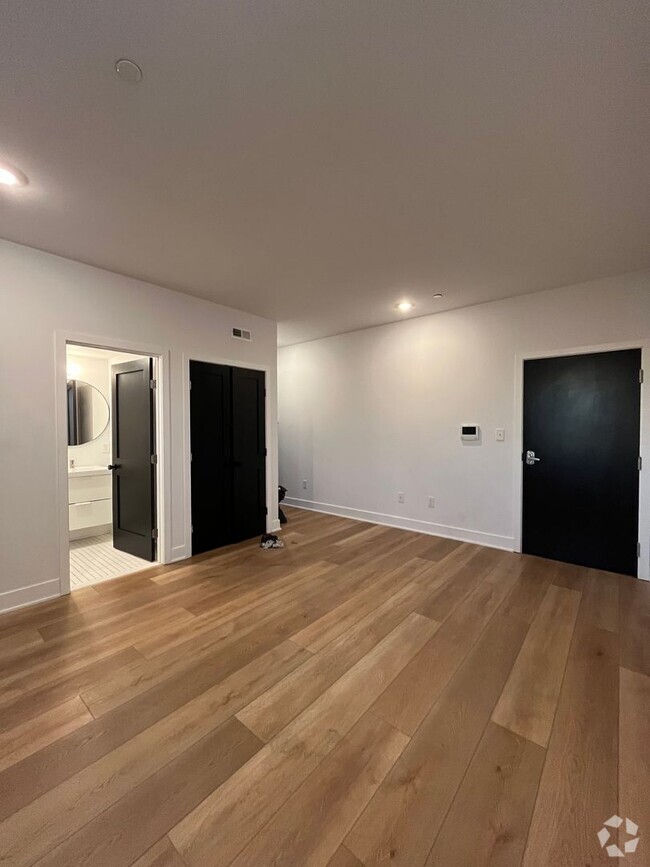 Building Photo - Modern One Bedroom in Port Richmond! MOVE ...