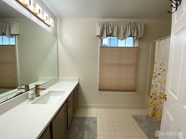 Building Photo - 2 Hampshire Pl