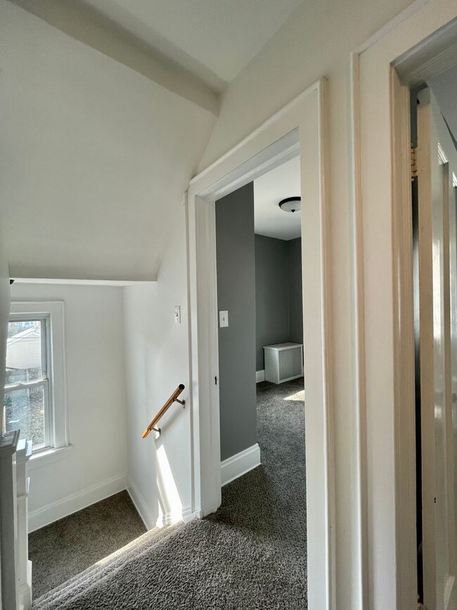 Building Photo - Single Family House 4-Bedroom, 2-Bath For ...