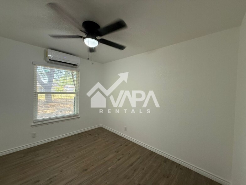 Building Photo - 5014 Benham Dr