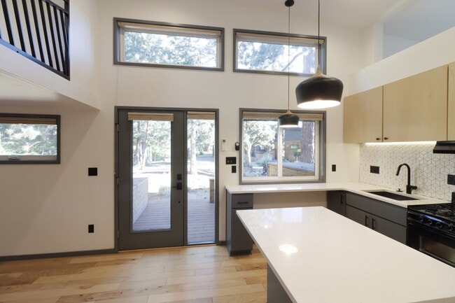 Building Photo - Unique Tiny Home in Hiatus neighborhood cl...