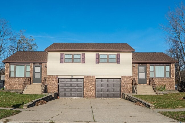 Primary Photo - 2 bed 1 bath Duplex with basement in Portage