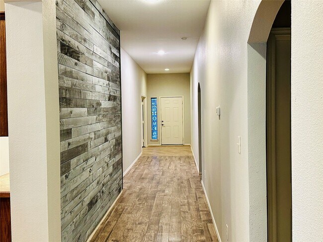 Building Photo - 5643 Walnut Glen Ln