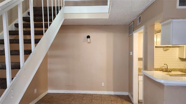 Building Photo - 7152 Fair Oaks Ave
