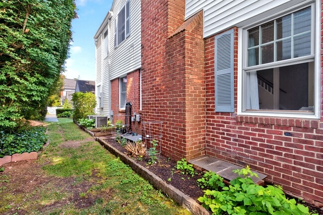 Building Photo - 21 Travers St