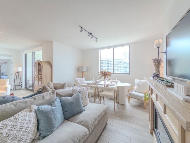 Building Photo - 999 SW 1st Ave