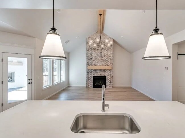 Building Photo - Model Home in East Edmond + 3 bedrooms + B...