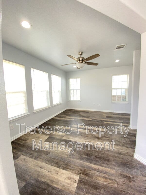 Building Photo - 924 E Annie St