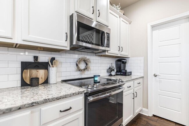 Building Photo - "Spacious 4-Bedroom Home with Granite Coun...
