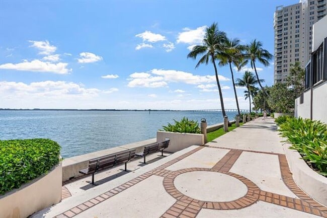 Building Photo - 520 Brickell Key Dr