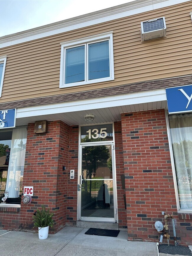 Building Photo - 135 S Main St
