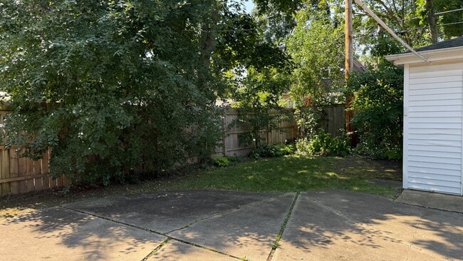 Building Photo - 558 Broadview Ave