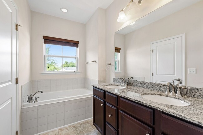 Building Photo - Beautifully Maintained 4BR/3.5BA End-Unit ...