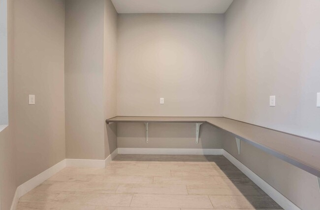 Building Photo - Stunning 3 Bedroom One Story home in Summe...