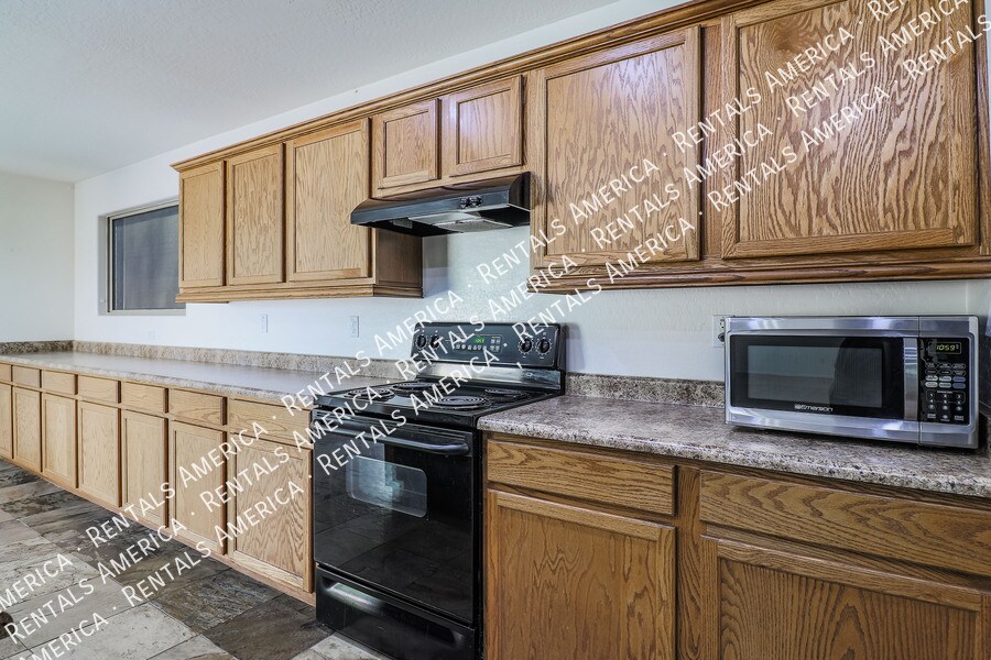 Building Photo - 10606 W La Reata Ave