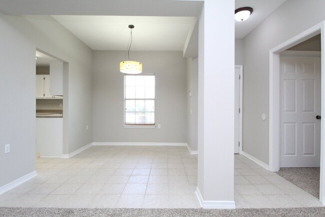 Building Photo - Northeast Pensacola 3/2 with Garage, Sunro...