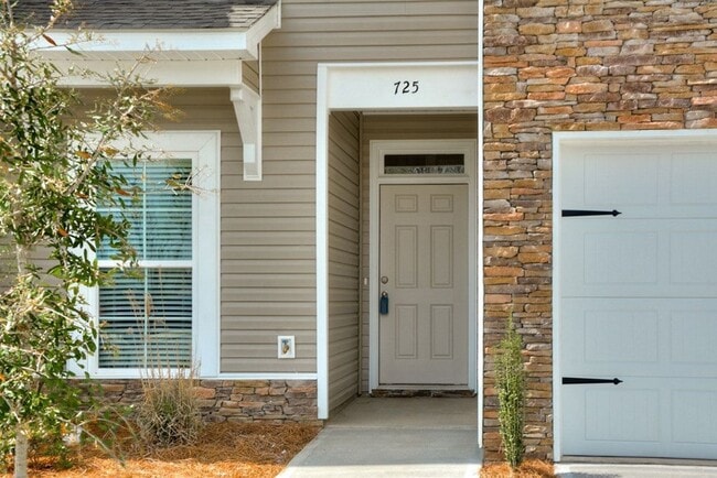 Building Photo - Beautiful End Unit Townhouse