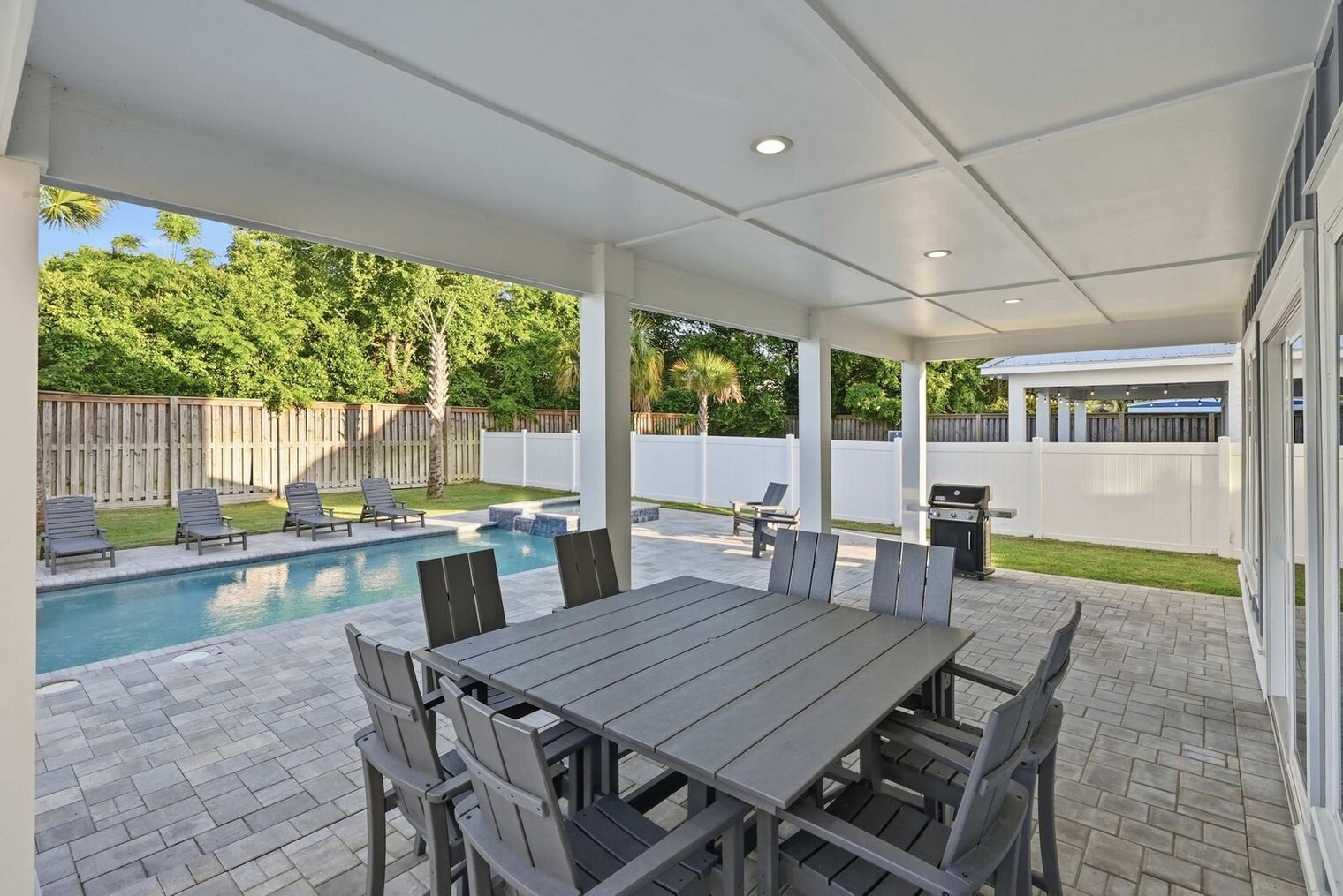 Building Photo - 322 E Lakeshore Dr